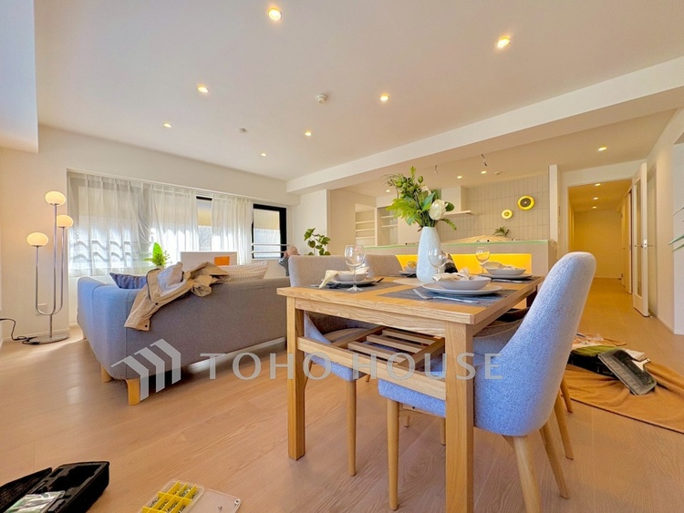 内装 【Living Room】ダウンライトに照らされる静かな夜。テーブルを囲む時間が、何気ない幸せに変わる。生活動線もスムーズな空間です。