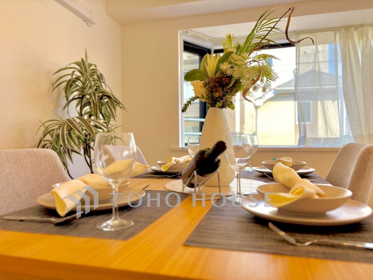 内装 【Living Room】帰宅後、ほっと一息つける場所。家具配置により、暮らしのサイズ感もイメージしやすく。毎日を整えるリビングです。