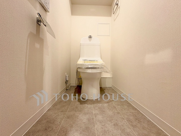 トイレ 【Toilet Room】落ち着いた色合いが心を整える。お手入れのしやすい設計で、清潔に保てます。機能性と清潔感を兼ね備えています。