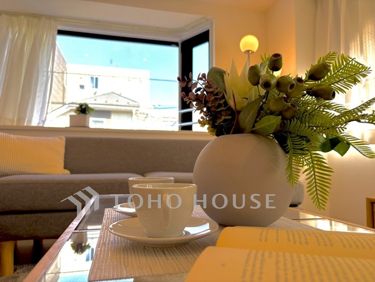 内装 【Living Room】キッチンへとつながる自然な動線。家族の気配を感じながら過ごす時間。実用性と心地よさを兼ね備えた空間です。