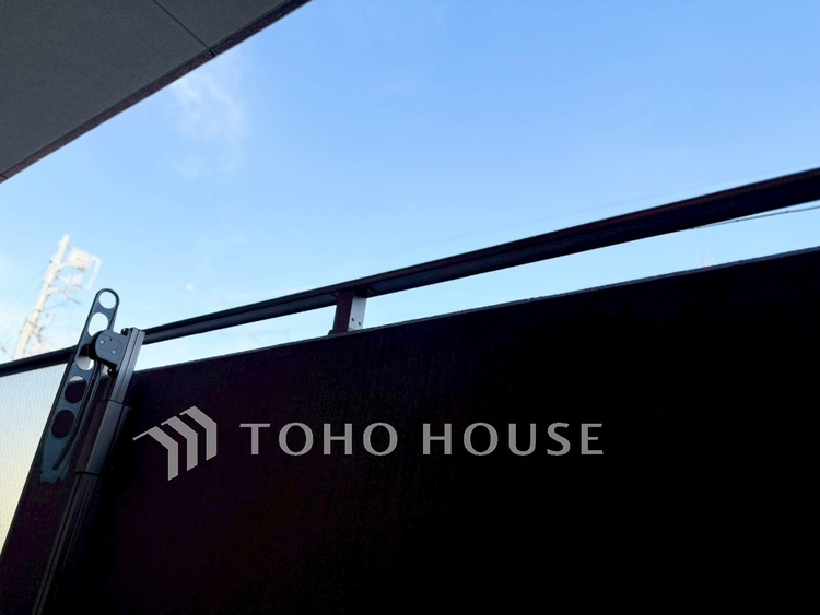 バルコニー 【Balcony】室内とつながる自然な広がり。布団干しも可能なゆとりある設計。実用性も兼ね備えたバルコニーです。