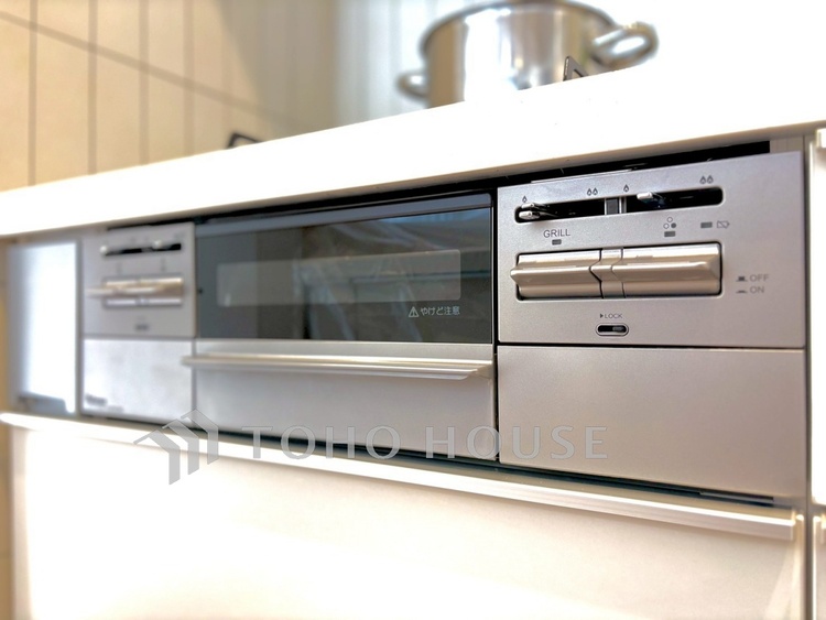 キッチン 【Kitchen】やわらかな光に包まれる調理時間。対面式で、料理をしながら自然と会話が生まれる空間。暮らしの中心になる場所です。