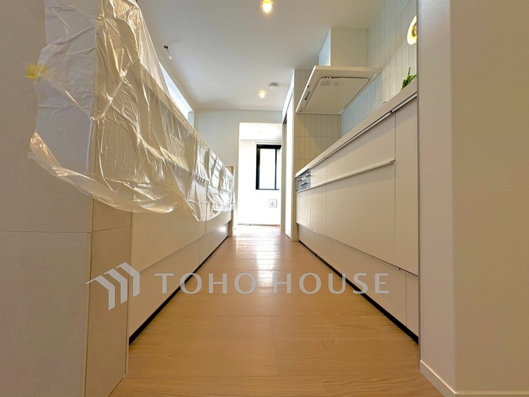 キッチン 【Kitchen】音や香りがリビングへと広がる心地よさ。家族との距離が近い対面キッチン。自然と人が集まる空間です。