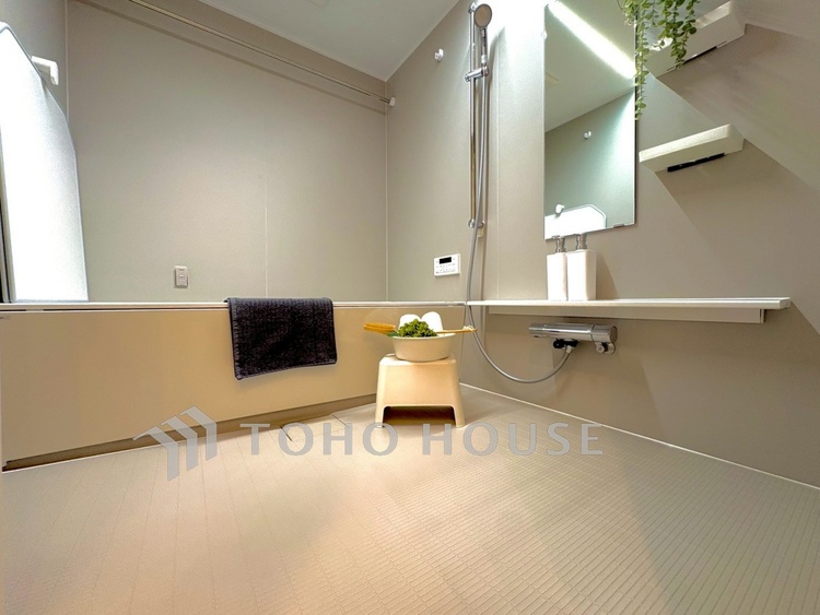 風呂 【Bathroom】一日の疲れをゆっくりと癒す空間。足を伸ばして入れる浴槽で、心までほどける時間を。