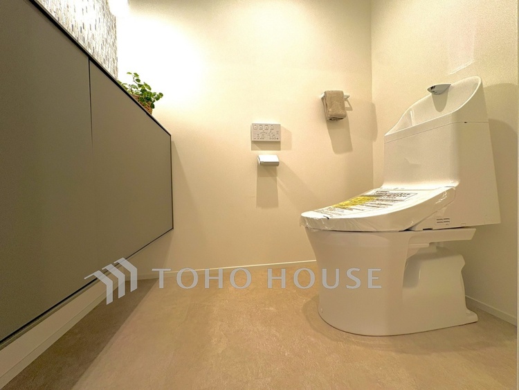 トイレ 【Toilet Room】落ち着いた色合いが心を整える。お手入れのしやすい設計で、清潔に保てます。機能性と清潔感を兼ね備えています。