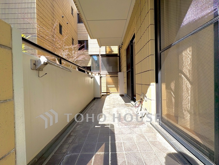 バルコニー 【Balcony】空を近くに感じる開放的な空間。陽当たりも良く、洗濯物も気持ちよく乾きます。日常に少しの余白を。