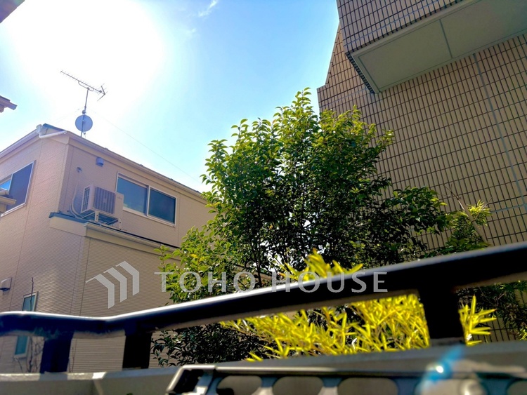 バルコニー 【Balcony】室内とつながる自然な広がり。布団干しも可能なゆとりある設計。実用性も兼ね備えたバルコニーです。