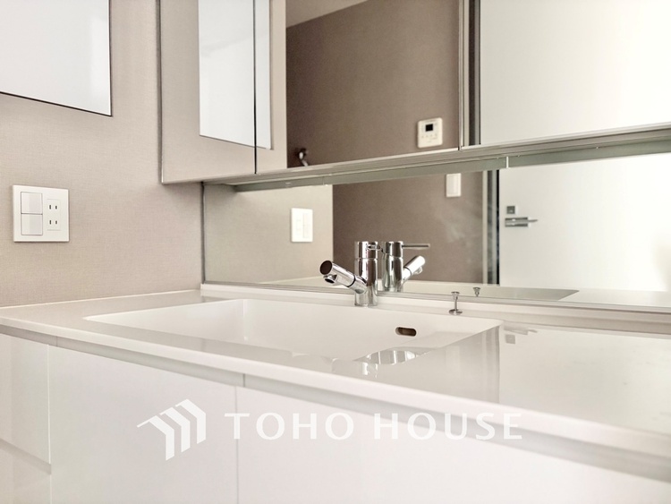 洗面 【WASHROOM】◆快適◆煌びやかな暮らしの中にも忘れたくない快適さ。大きな収納が助けてくれます。