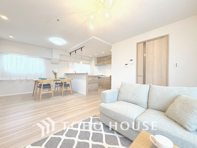 内装 【LIVING】◆眩い◆光が燦々と入り、家族の笑顔を照らす。「いつまでも続いて」と願う夢のような毎日がここにある。