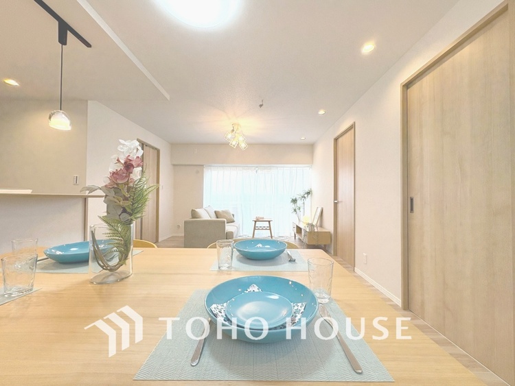 内装 【LIVING】◆陽光◆が差し込む。この開放的なLDKに家族の笑顔が集う。家族が一緒に過ごす空間は明るく、そして居心地よく。