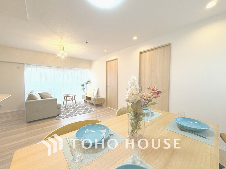 内装 【LIVING】◆扉を◆開くとこの景色。家族の”おかえり”の声が聞こえてきそう。