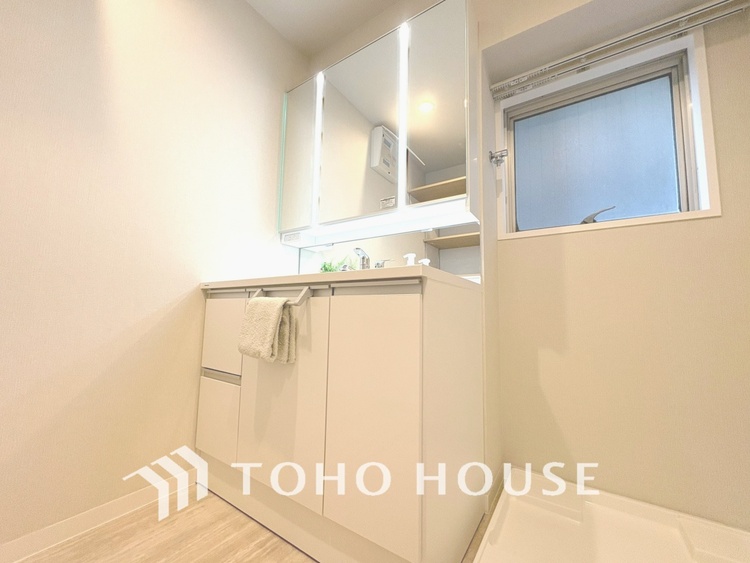 洗面 【WASHROOM】◆快適◆煌びやかな暮らしの中にも忘れたくない快適さ。大きな収納が助けてくれます。