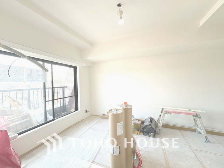 内装 現在改装中◆陽光◆が差し込む。この開放的なLDKに家族の笑顔が集う。家族が一緒に過ごす空間は明るく、そして居心地よく。