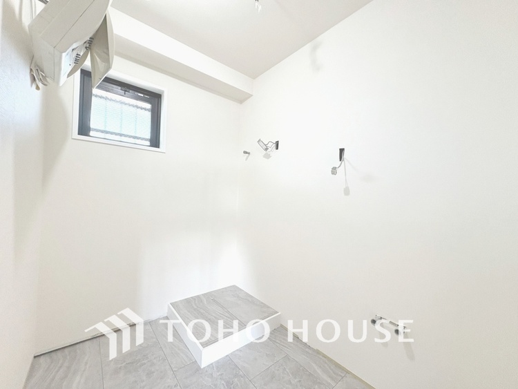 洗面 現在改装中◆快適◆煌びやかな暮らしの中にも忘れたくない快適さ。大きな収納が助けてくれます。