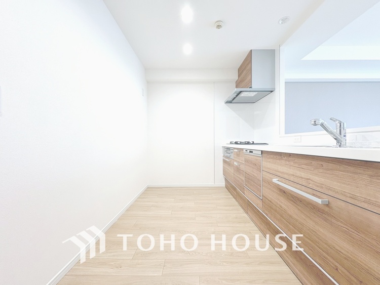 キッチン 【KITCHEN】◆ワクワク◆開放的で機能性も高いシステムキッチン。お子様は毎日のご飯にワクワク！