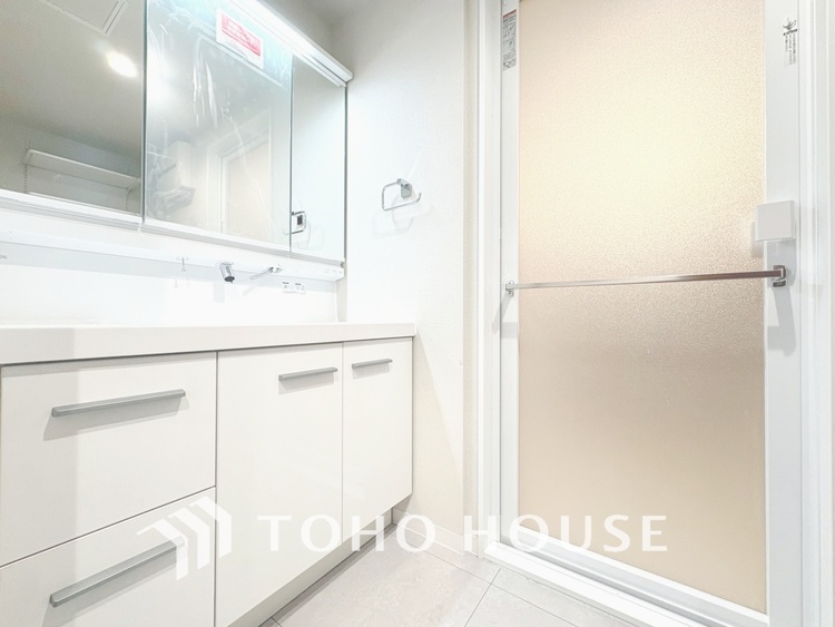 洗面 【WASHROOM】◆快適◆煌びやかな暮らしの中にも忘れたくない快適さ。大きな収納が助けてくれます。