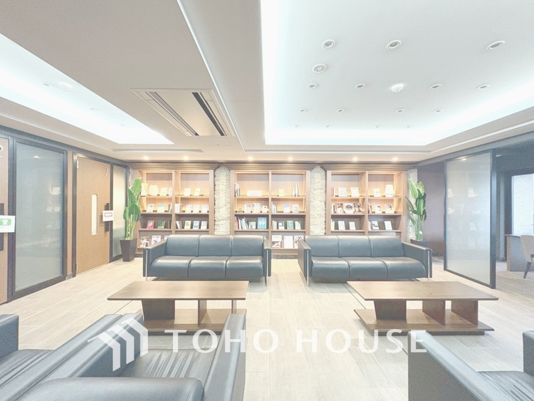 エントランス 【ENTRANCE】◆家族◆家で家族と過ごす時間は限られている。帰りを待つ家族の元へと急ぐときの弾む思い。そんな思いを引き立てる邸宅。