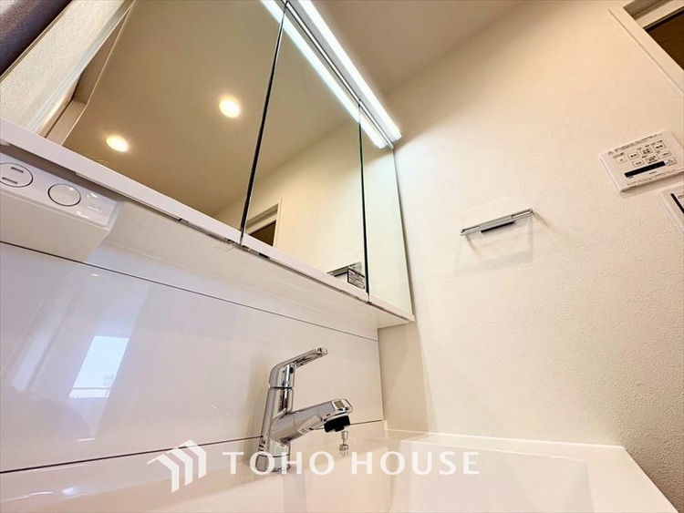 洗面 【WASHROOM】◆快適◆煌びやかな暮らしの中にも忘れたくない快適さ。大きな収納が助けてくれます。