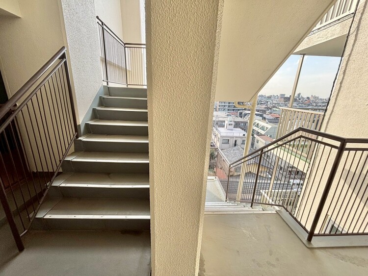 その他 共用部の階段です。明るく清潔に管理されています。