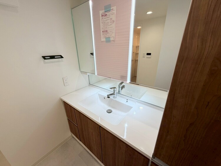 その他 清潔感を感じられる洗面化粧台。