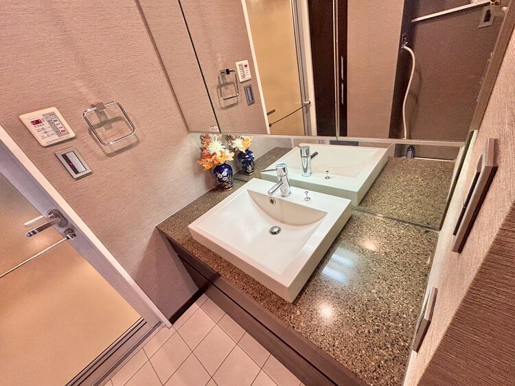 その他 清潔感を感じられる洗面化粧台。