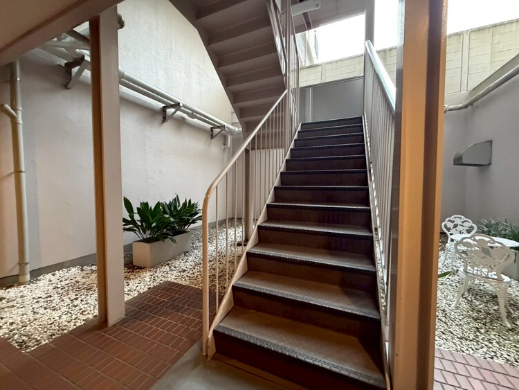 その他 共用部の階段です。明るく清潔に管理されています。