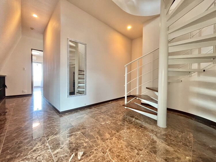 その他 共用部の階段です。明るく清潔に管理されています。