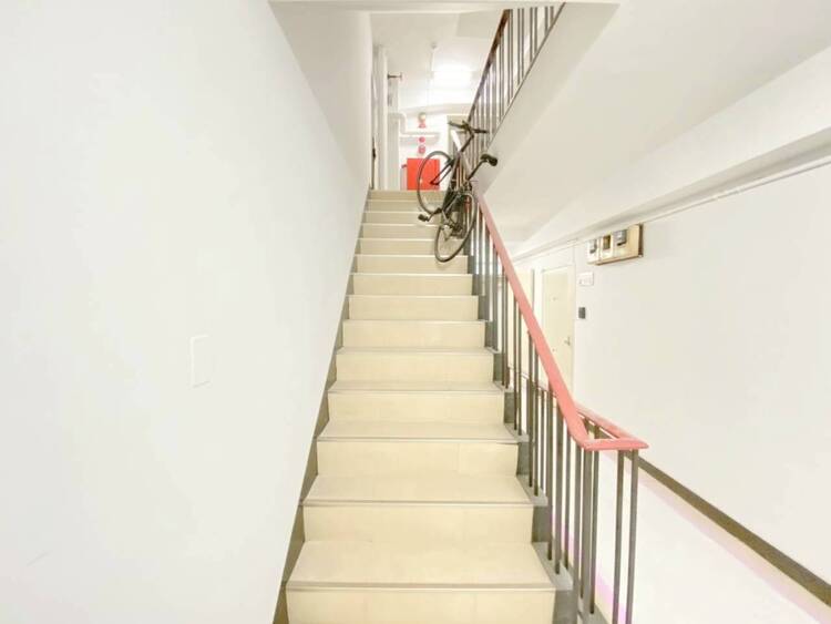 その他 共用部の階段です。明るく清潔に管理されています。