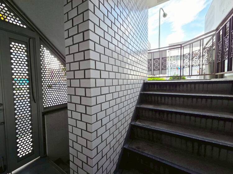 その他 共用部の階段です。明るく清潔に管理されています。