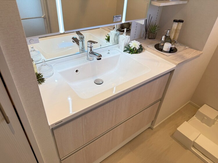 その他 清潔感を感じられる洗面化粧台。