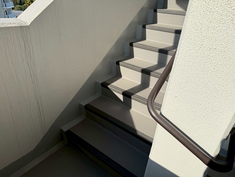 その他 共用部の階段です。明るく清潔に管理されています。