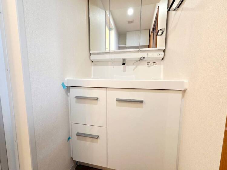 その他 清潔感を感じられる洗面化粧台。