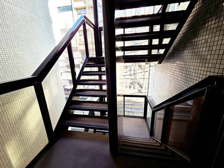 その他 共用部の階段です。明るく清潔に管理されています。