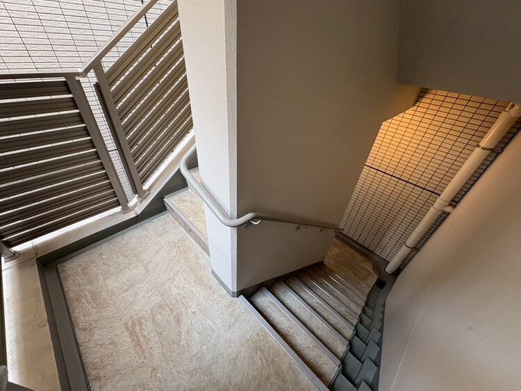 その他 共用部の階段です。明るく清潔に管理されています。