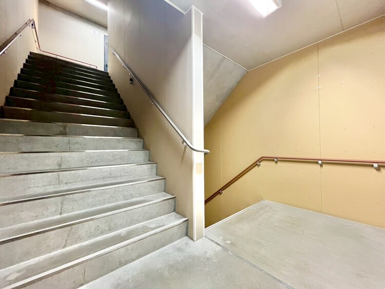 その他 共用部の階段です。明るく清潔に管理されています。
