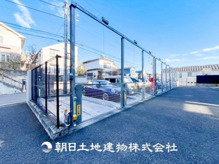 駐車場 【駐車場】ゆったりとした駐車スペースを確保いたしましたので、大きめのお車でも駐車可能です。