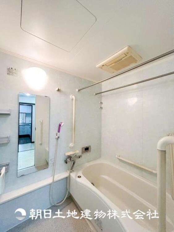 風呂 【浴室】半身浴もできる広々とした湯舟があり、浴室暖房乾燥機付きで冬でもポカポカです！