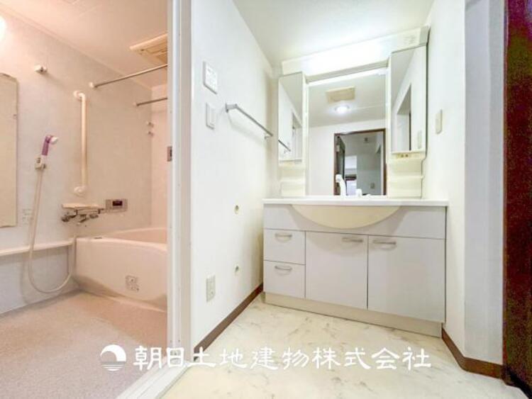 洗面 【洗面化粧台】慌ただしい1日が始まり、充実した1日の終わりを締めくくる洗面所。快適に過ごせることはもちろん、収納や機能性を兼ね備えた洗面化粧台です。