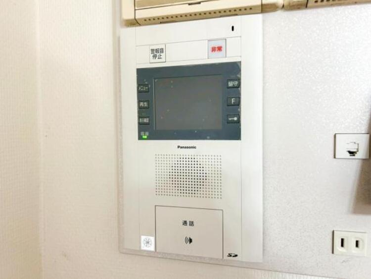 設備 【モニター付きインターホン】訪問者の確認が出来るので、セキュリティ対策にも最適のモニター付きインターホン。