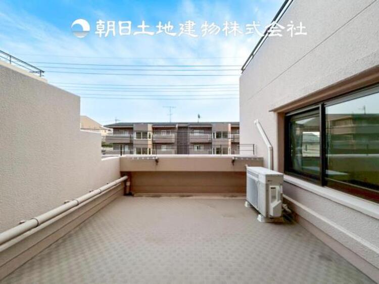 バルコニー 【ルーフバルコニー】太陽って自分だけのもの。そう勘違いさせる程たまらない空間です。プライベート性の高い空間を楽しむと同時に朝焼けや星空を見ることで癒しを得ることが出来ます。