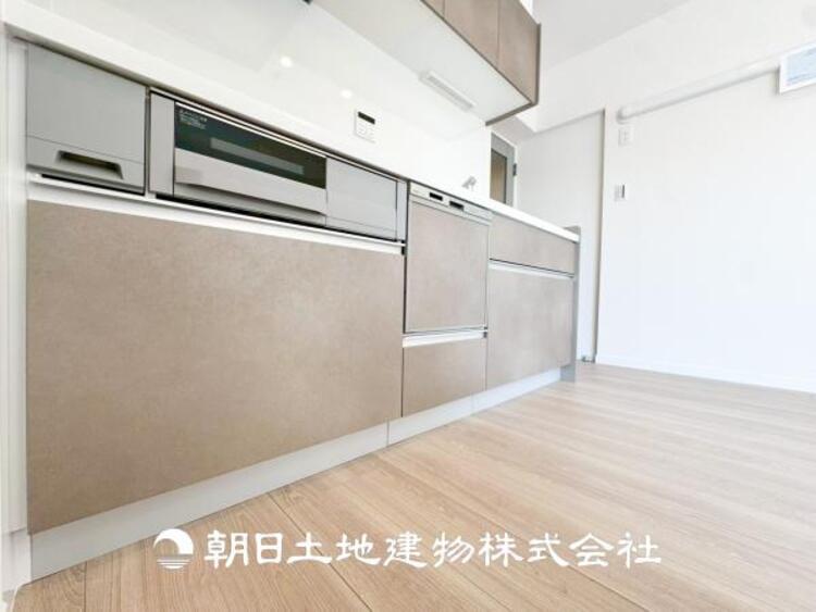 キッチン 【キッチン】シンプルで使いやすいデザインにこだわったキッチン。プライベートスペースを彩るインテリアとしての美しさと、快適な日常を支える機能性と強さがひとつになった自慢のキッチンです。