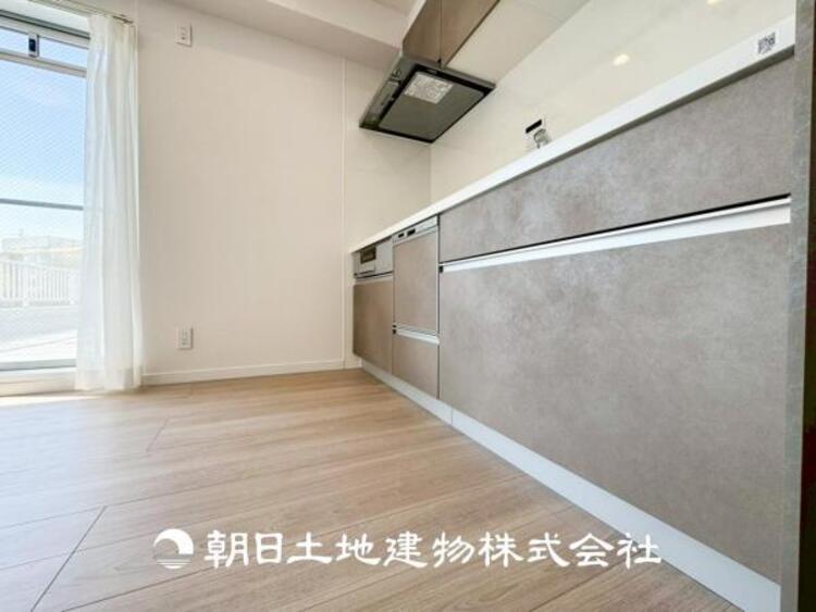 キッチン 【キッチン】仲良しなご夫婦、お子様、みんなでお料理ができる程の贅沢なスペースを実現したキッチンとなっております。