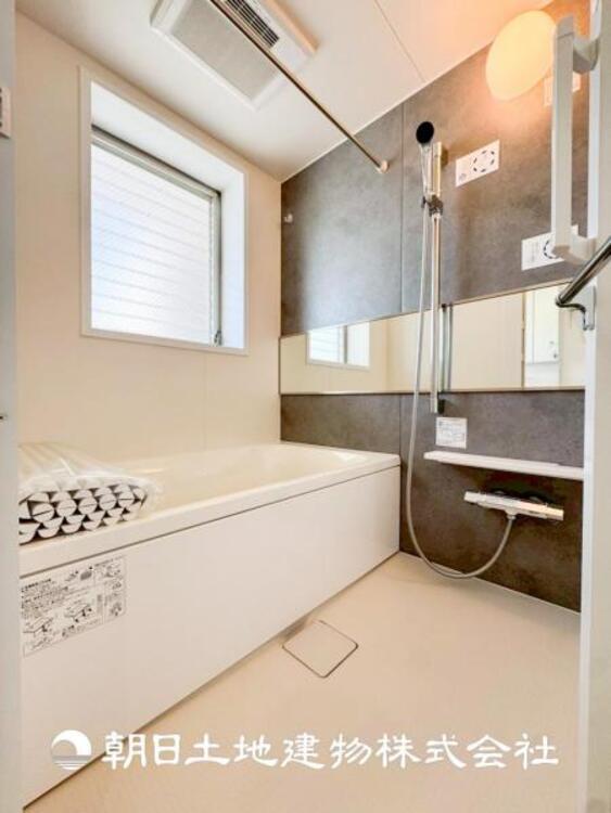 風呂 【浴室】半身浴もできる広々とした湯舟があり、浴室暖房乾燥機付きで冬でもポカポカです！