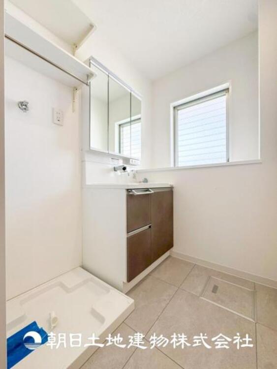 洗面 【洗面化粧台】広々とした洗面化粧台はたっぷり収納もさる事ながら、身だしなみチェックや歯磨きなど、朝の慌ただしい時間でも心に余裕とゆとりを作ってくれます。