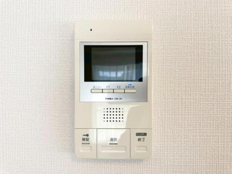 設備 【モニター付きインターホン】訪問者の確認が出来るので、セキュリティ対策にも最適のモニター付きインターホン。