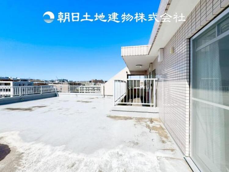 バルコニー 【ルーフバルコニー】テーブルを置いてもゆとりのある幅の広いバルコニー。穏やかな景色を楽しみながらティータイム、ＢＢＱを楽しむのも至福のひと時ですね。