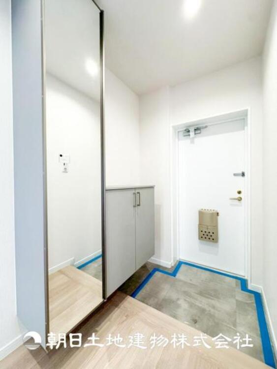 その他 【玄関】家族の帰り、遊びに来る友人、知人を優しく迎え、温もりに満ちた生活空間を予感させる。帰りたい家がここにあります。