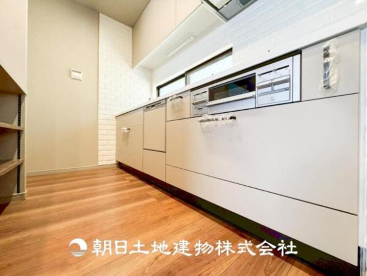 キッチン 【キッチン】シンプルで使いやすいデザインにこだわったキッチン。プライベートスペースを彩るインテリアとしての美しさと、快適な日常を支える機能性と強さがひとつになった自慢のキッチンです。