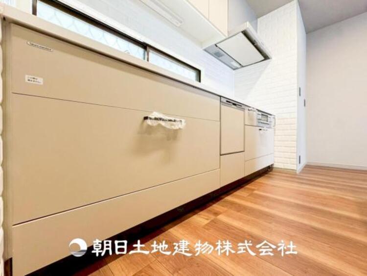 キッチン 【キッチン】住宅の主役でもあり、日常生活を過ごす上で重要な水回りでもあるからこそ機能性・デザイン性に拘りました。お掃除のしやすいシステムキッチンを設置しました。