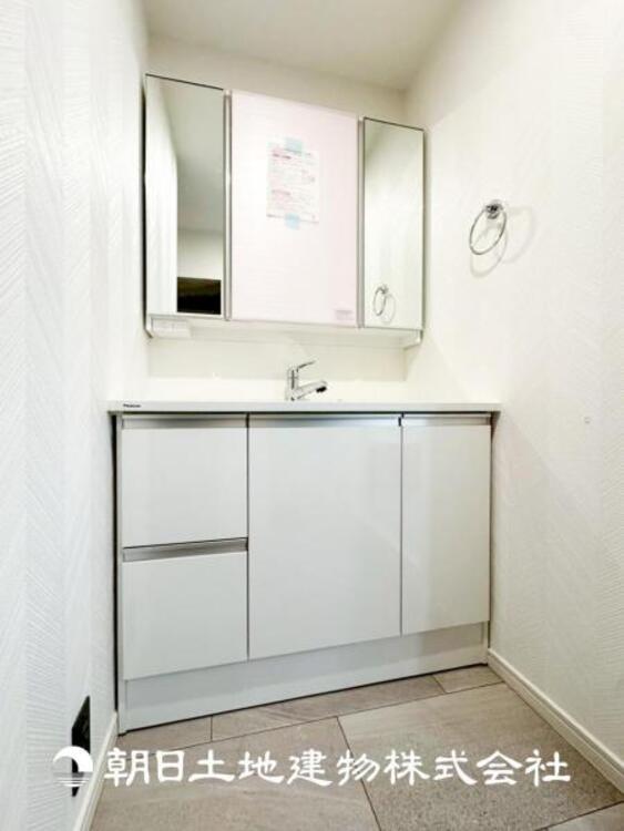 洗面 【洗面化粧台】広々とした洗面台は、日々の身だしなみチェックや歯磨きなど、朝の慌ただしい時間でも心に余裕とゆとりを作ってくれます。今日も１日頑張ろう。そう思える場所でありたいと思っています。